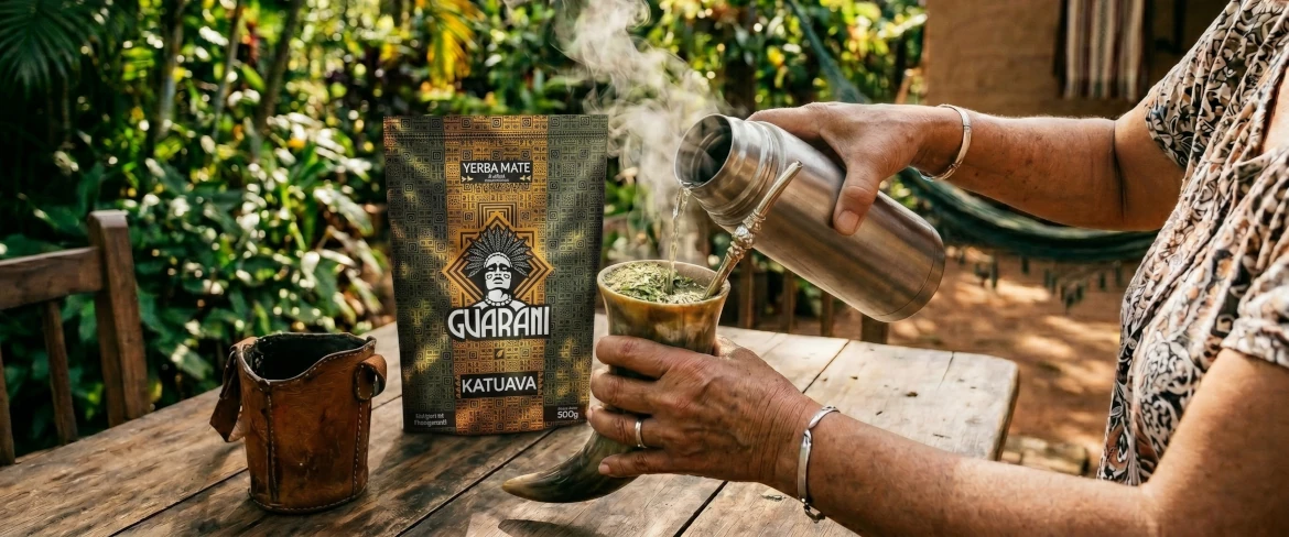Paraguayansk yerba mate tilberedt varmt – ved at hælde vand over mate-blade fra Paraguay