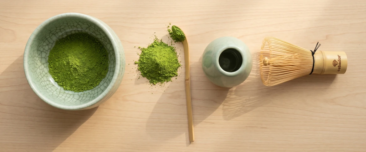 Matcha-tilbehør – matchawan, chasen, chashaku og matcha-pulver