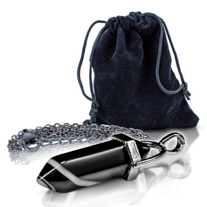 Vedhæng med sort agat i pose + kæde