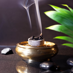 Sæt med palo santo-spåner og røgelseskul