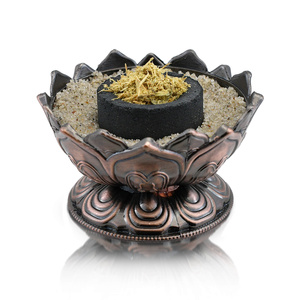 Sæt med palo santo-spåner, røgelsesbrænder og røgelseskul