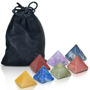 Sæt med 7 chakra-sten – pyramider