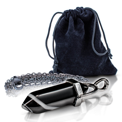 Vedhæng med sort agat i pose + kæde