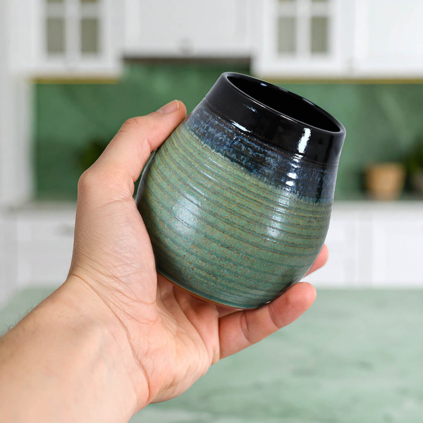 Keramisk kalabas Niebla (sort-grøn) 300 ml – Crater-serien